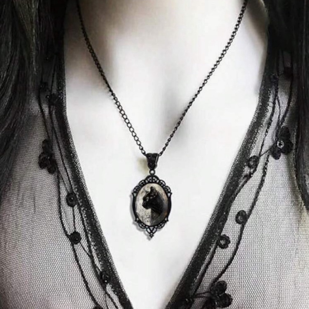 Black Cat cameo pendant necklace. New.
